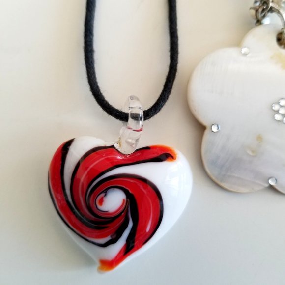 Lot of 5 Red Black White Beaded Necklaces Mother of Pearl Hearts - Picture 4 of 13
